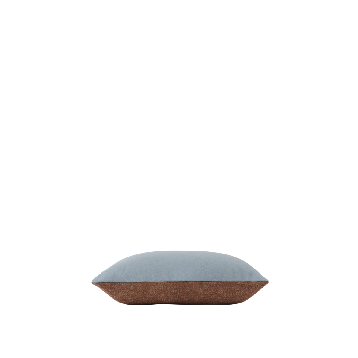 https://www.fundesign.nl/media/catalog/product/2/4/24286-en-mingle-cushion-copper-brown-light-blue-angle-muuto-5000x5000-hi-res_1_.png
