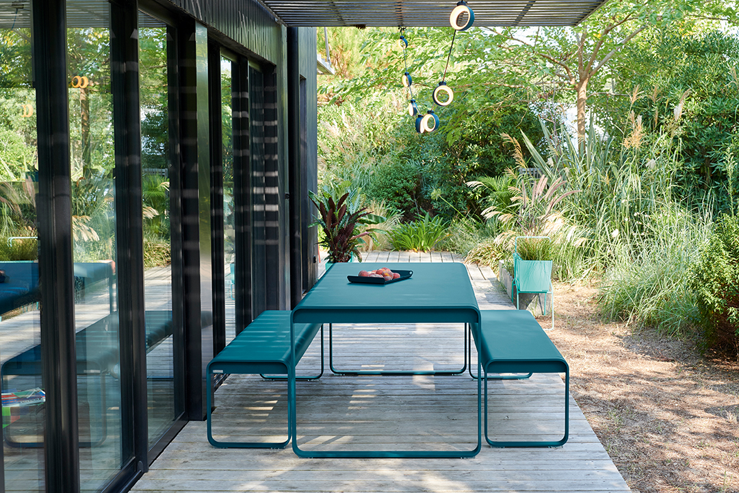 https://www.fundesign.nl/media/catalog/product/b/a/banc-et-table-bellevie-guirlande-hoop-mobilier-de-jardin-fermob_18.jpg