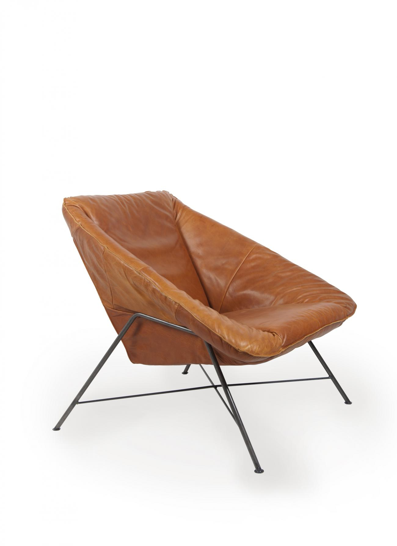 https://www.fundesign.nl/media/catalog/product/b/r/brazil_armchair_with_arm_old_glory_frame_luxor_cognac_oblique.jpg