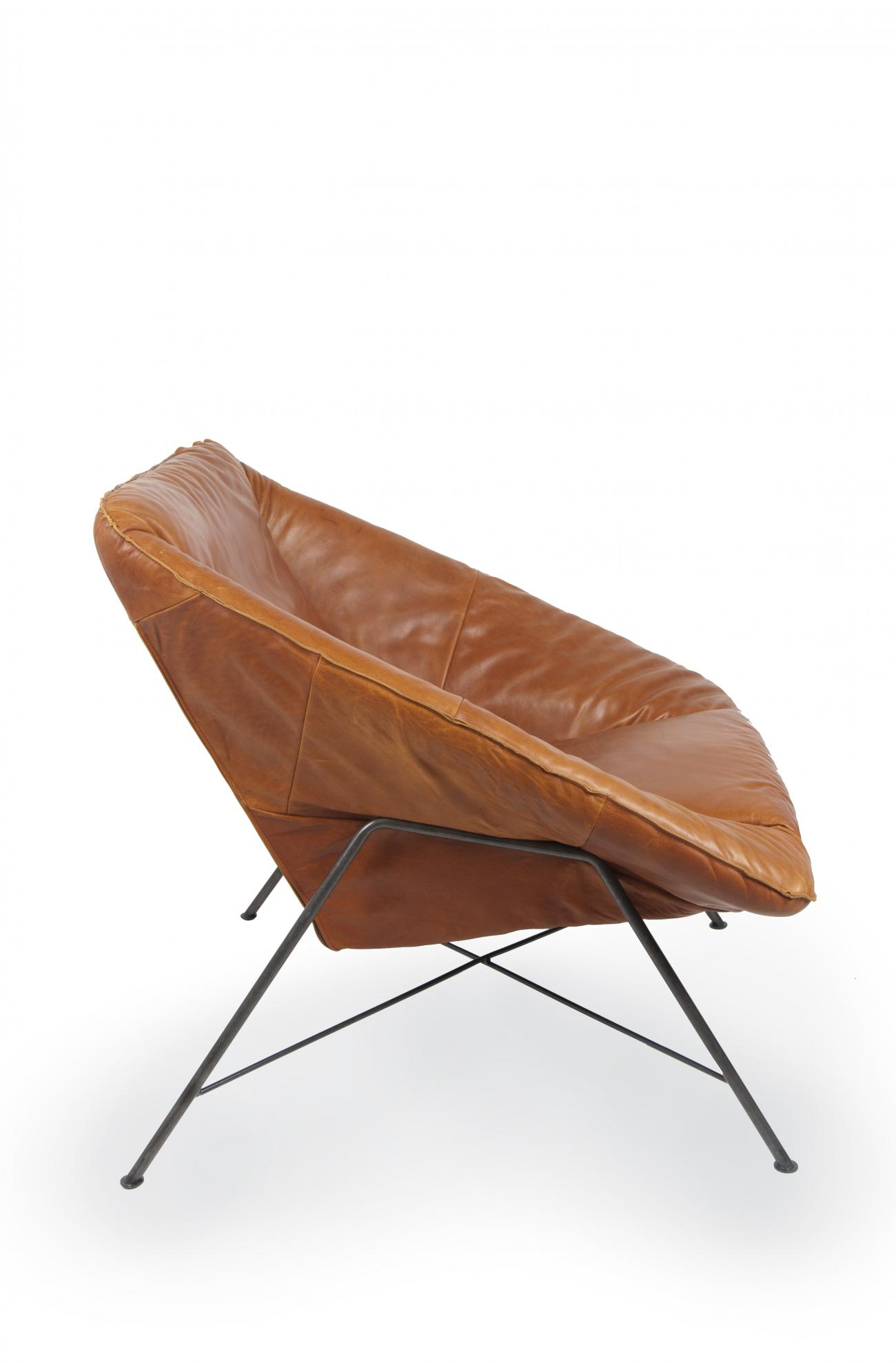 https://www.fundesign.nl/media/catalog/product/b/r/brazil_armchair_with_arm_old_glory_frame_luxor_cognac_side.jpg