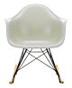 Vitra Eames RAR Fiberglass schommelstoel met zwart onderstel-Parchment-Esdoorn goud