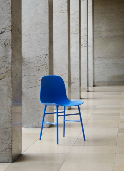 Normann Copenhagen Form stoel met stalen onderstel-Fel Blauw