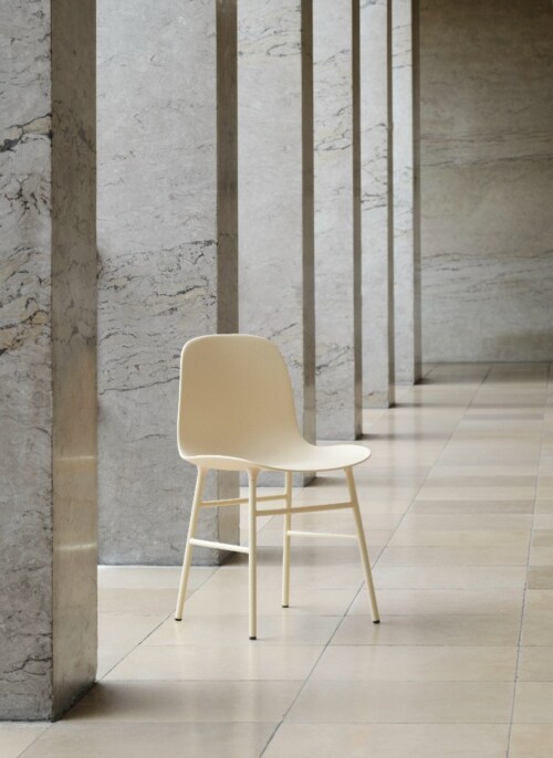 Normann Copenhagen Form stoel met stalen onderstel-Crème