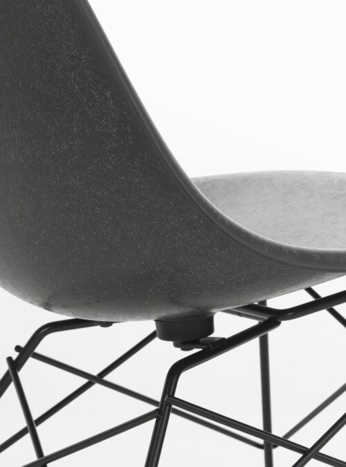 Vitra Eames LSR Fiberglass loungestoel met zwart onderstel-Parchment