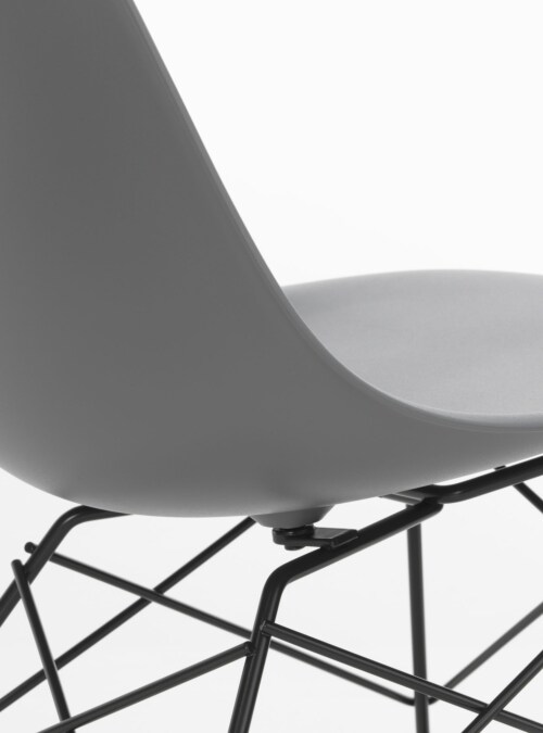 Vitra Eames LSR loungestoel met zwart onderstel-IJsgrijs