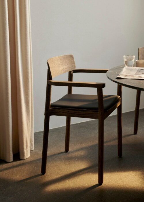 &tradition Betty TK11 stoel - Gerookt eikenhout-Noble Aniline Leather Black