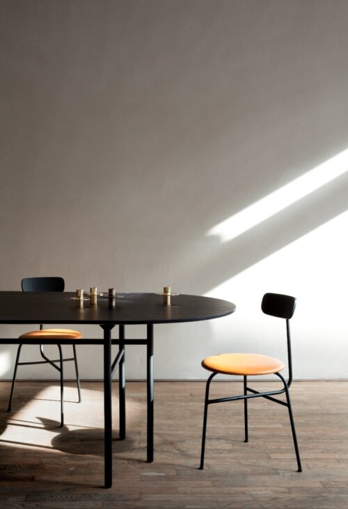 Audo Copenhagen Snaregade Oval eettafel-Charcoal linoleum-Zwart