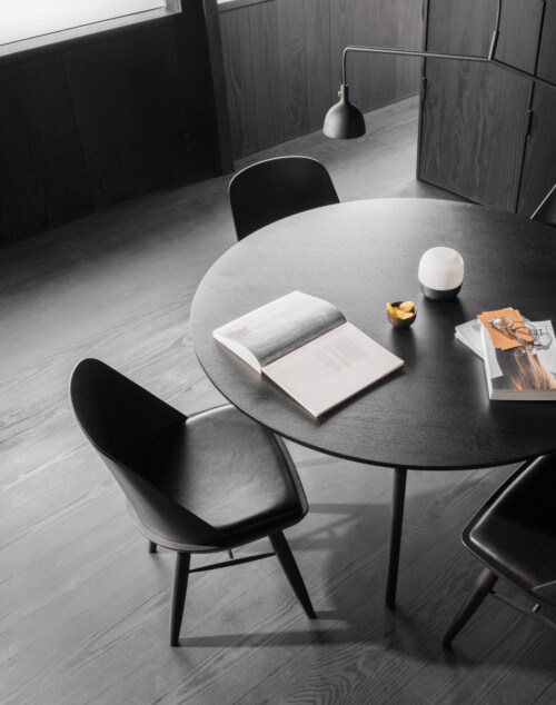 Audo Copenhagen Snaregade Round eettafel-∅ 138 cm-Donker eiken-zwart