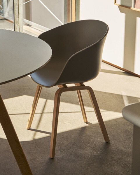 HAY About a Chair AAC22 stoel eiken onderstel- Concrete Grey