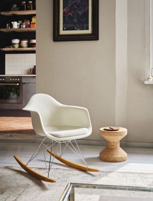 Vitra Eames RAR schommelstoel met wit onderstel-Pale rose-Esdoorn goud