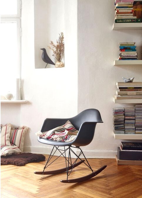 Vitra Eames RAR schommelstoel met zwart onderstel-Cotton white-Esdoorn donker
