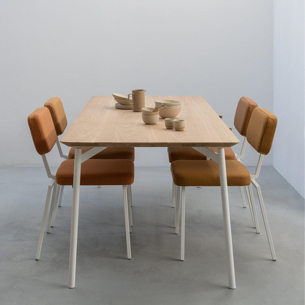 https://www.fundesign.nl/media/catalog/product/i/n/in-full_bloom-april_campaign-flyta_dining_table_rectangular-studio_henk.02_1.jpg