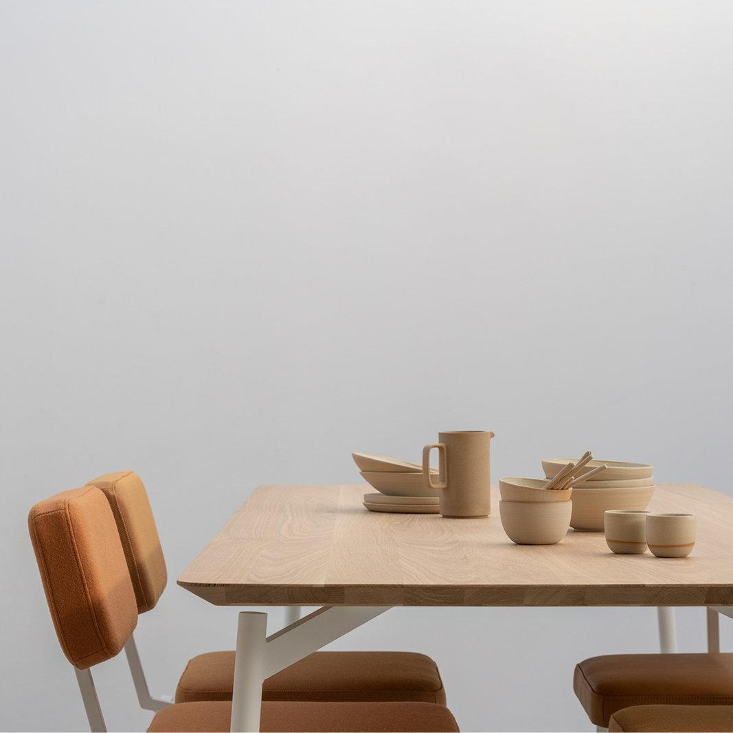https://www.fundesign.nl/media/catalog/product/i/n/in-full_bloom-april_campaign-flyta_dining_table_rectangular-studio_henk.04_1.jpg
