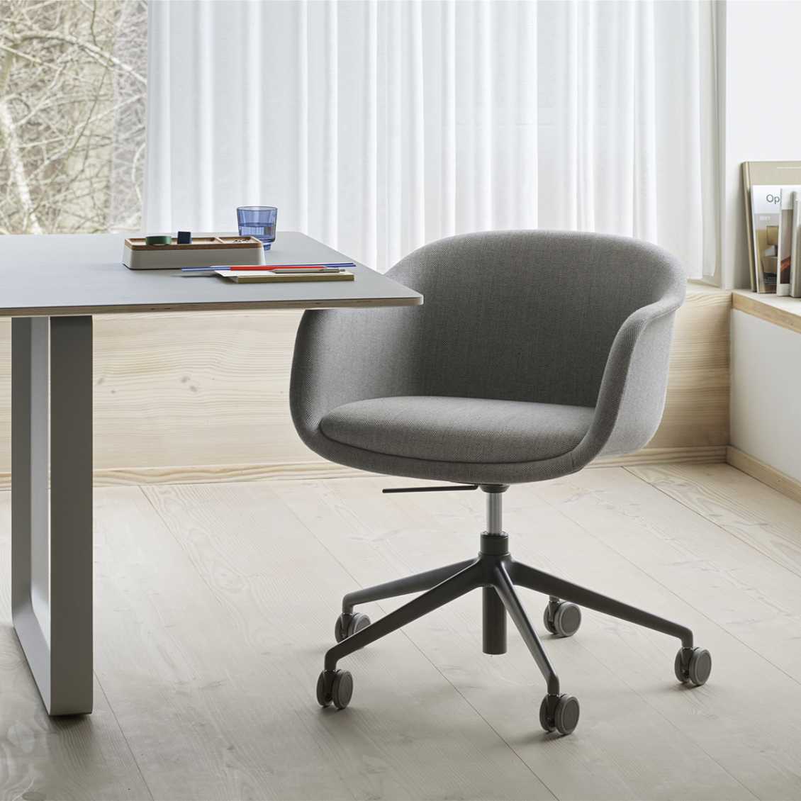 https://www.fundesign.nl/media/catalog/product/m/u/muuto-fiber-conference-armchair-with-wheels-sfeer1.jpg