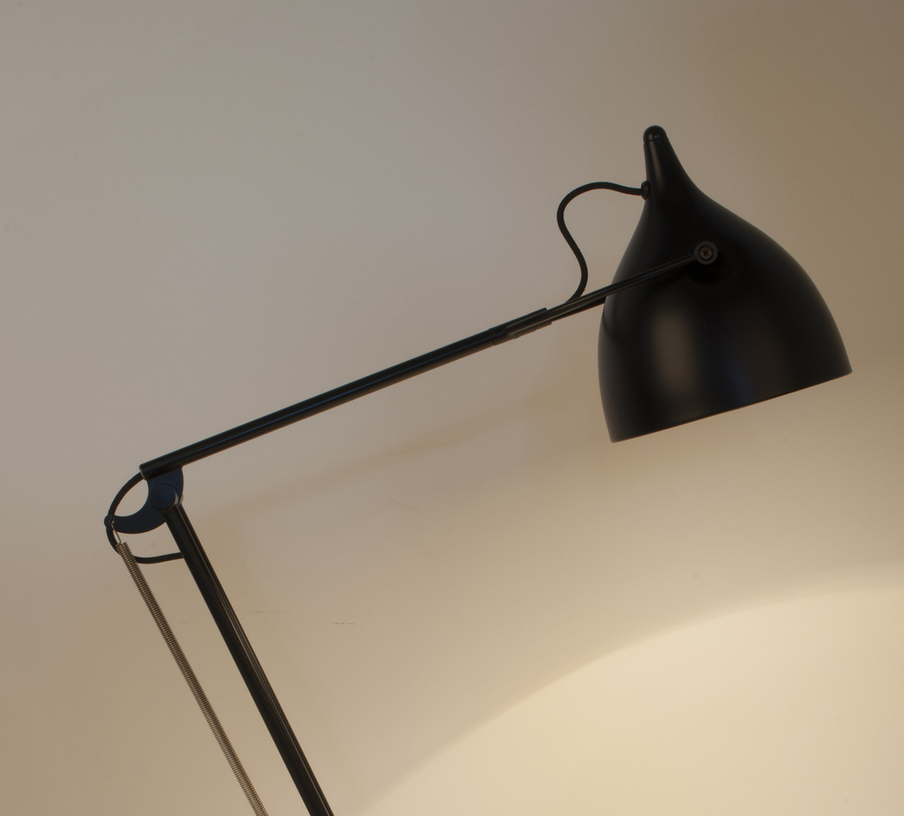 https://www.fundesign.nl/media/catalog/product/r/e/reader-desk-lamp-matt-black-on.jpg