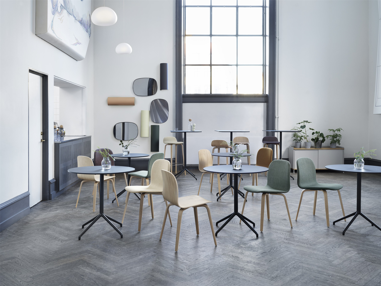 https://www.fundesign.nl/media/catalog/product/v/i/visu-chair-bar-stool-canvas-926-414-424-674-still-cafe-silent-framed-corky-fluid-enfold-horizontal-muuto-org__150__3.jpg