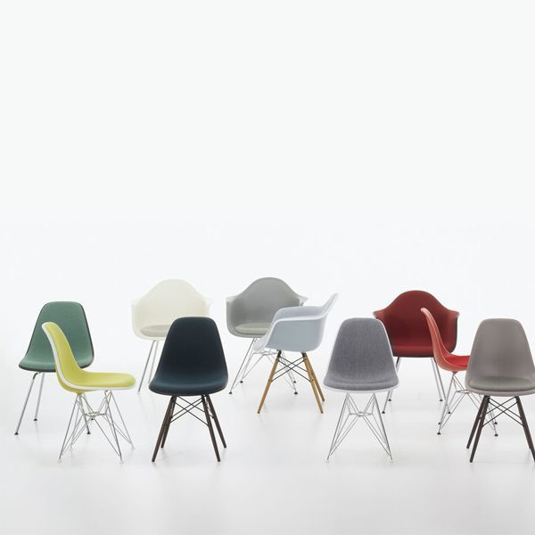 https://www.fundesign.nl/media/catalog/product/v/i/vitra-eames-plastic-chairs-sfeer-5_3.jpg